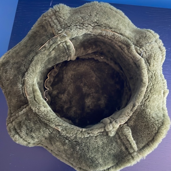 Veronique d’Aragon lamb skin hat. Purchased at the one of a kind show.  Green - Picture 2 of 4